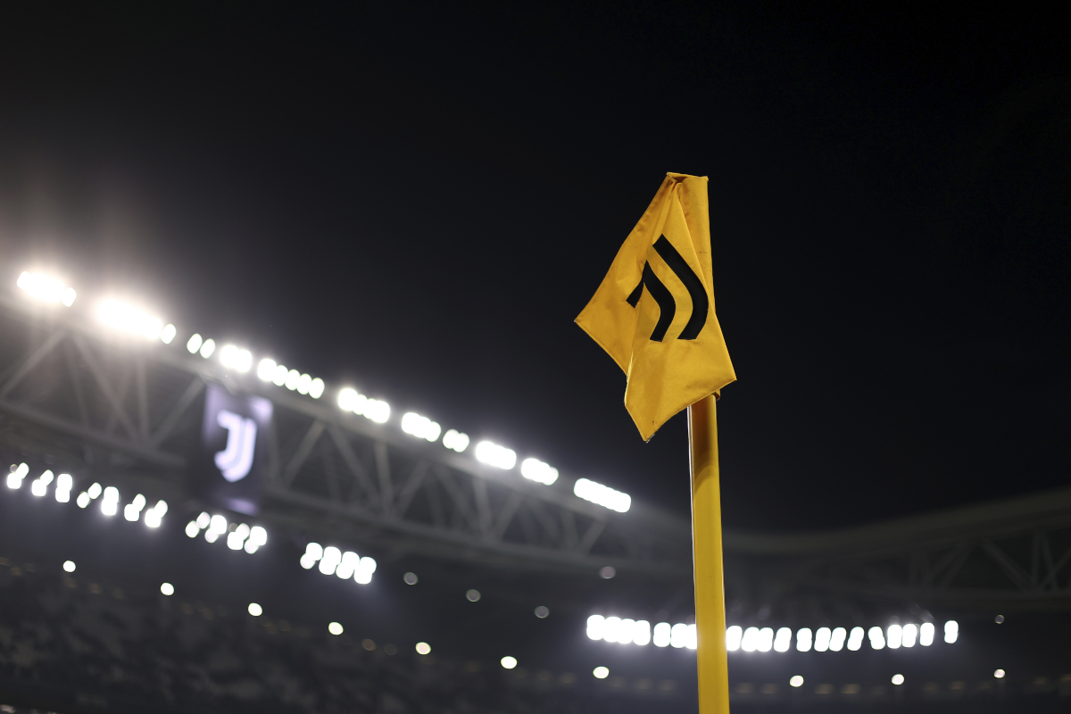 TURÍN, ITALIA - 7 DE MARZO: Visualización detallada de la bandera de la esquina dentro del Juventus Stadium antes del partido de Serie A entre Juventus y Pisa SC en el Juventus Stadium el 7 de marzo de 2026 en Turín, Italia. (Foto de Giuseppe Cuttini/Getty Images)